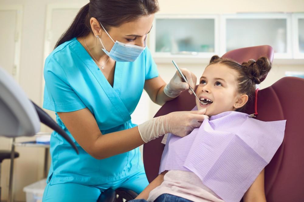 چگونه می‌توانم کودکم را تشویق کنم تا به روتین مراجعه به دندانپزشک عادت کند؟