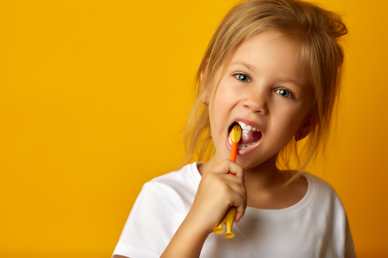 چگونه می‌توانم به کودکم روتین بهداشت دهان و دندان را آموزش دهم؟